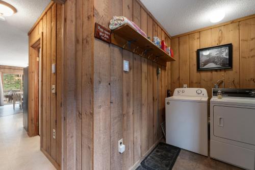 威爾明頓的住宿－Outerwoods，洗衣房设有木墙、洗衣机和烘干机