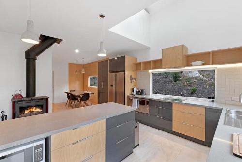 Una cocina o cocineta en Serenity at Ridgeway Retreat - Relax, Hike, Bike
