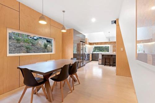 Un lugar para sentarse en Serenity at Ridgeway Retreat - Relax, Hike, Bike