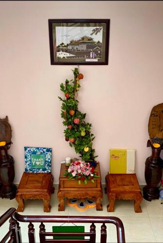 a christmas tree on the corner of a room at Nhà nghỉ Nghĩa Nhân in Da Lat