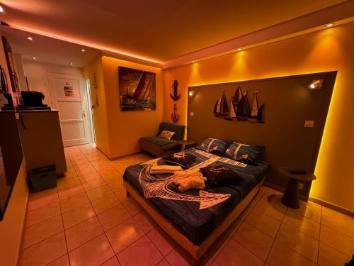 1 dormitorio con 1 cama grande en una habitación en Le Voilier - Élégant studio vue sur mer avec piscine en Les Trois-Îlets