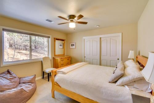 - une chambre avec un lit et une fenêtre dans l'établissement Peaceful Arnold Cabin with Private Hot Tub!, à Arnold