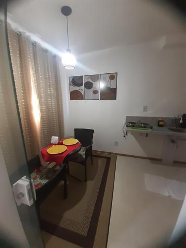 um pequeno quarto com uma mesa e cadeiras em Apto 400 mt da orla em Salvador