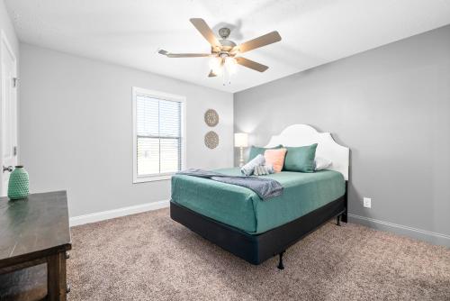 Postel nebo postele na pokoji v ubytování Peachers Place Townhomes (1000 Henry Place Blvd, #908) Close to Ft. Campbell