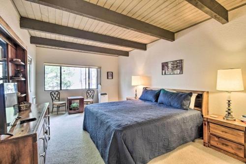 - une chambre avec un lit, un bureau et une fenêtre dans l'établissement Apartment in Pinetop w Patio, Grill & Table, à Indian Pine