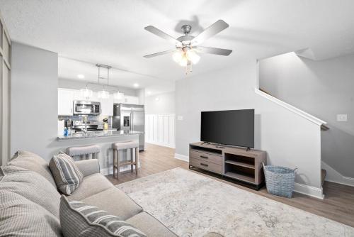 TV a/nebo společenská místnost v ubytování Peachers Place Townhomes (1000 Henry Place Blvd, #908) Close to Ft. Campbell