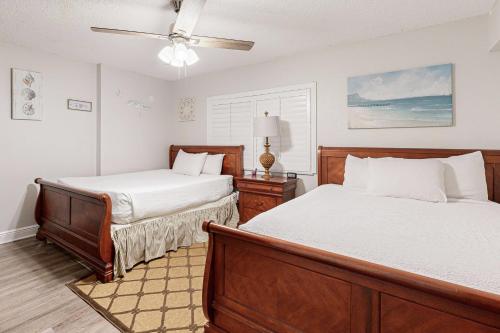 - une chambre avec 2 lits et un ventilateur de plafond dans l'établissement Shoreline Towers 3094, à Destin