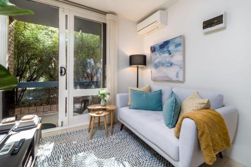Ruang duduk di Cosy and convenient leafy apartment