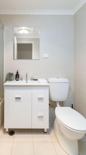 Bilik mandi di Cosy and convenient leafy apartment