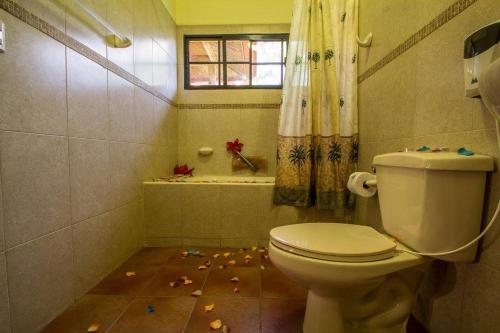 a bathroom with a toilet with debris on the floor at Cabañas del Mar in Tela