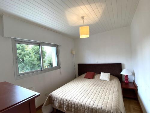 une chambre avec un lit et une fenêtre dans l'établissement Holiday Home in Vendee near Sandy Beaches, à Les Sables-dʼOlonne