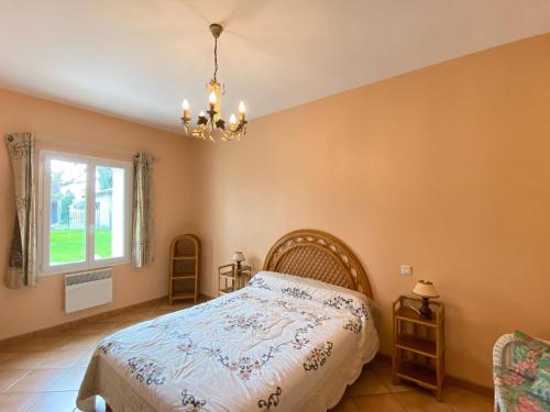 un dormitorio con una cama y una ventana en Semi-detached house on a vineyard, Talais, en Talais