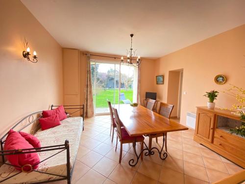un salon avec une table et un canapé dans l'établissement Semi-detached house on a vineyard, Talais, à Talais