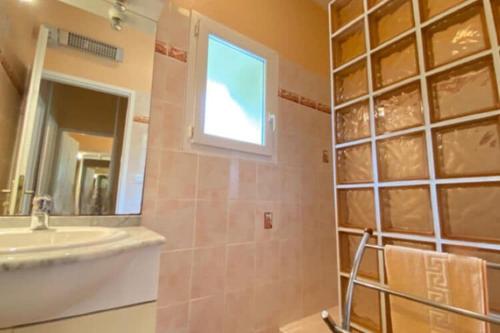 un baño con lavabo y espejo en Semi-detached house on a vineyard, Talais, en Talais