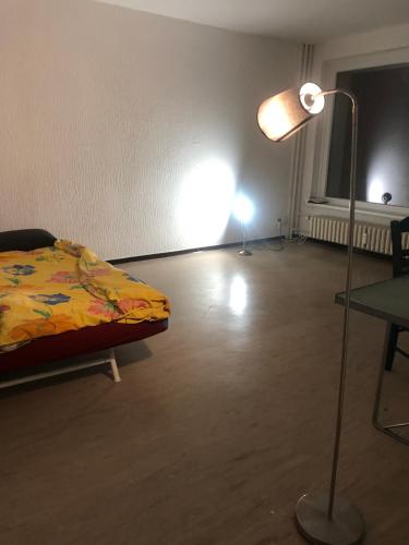 Zimmer mit einem Bett und einer Lampe in der Unterkunft Dream cuddle Nest in Berlin
