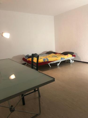 Zimmer mit einem Bett und einem Tisch in der Unterkunft Dream cuddle Nest in Berlin