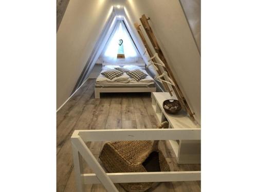 Bett in einem Zimmer mit Fenster in der Unterkunft Lovely apartment in Putbus in Hambühren