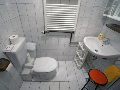 Rodemann的住宿－Lovely apartment with cosy terrace，白色的浴室设有卫生间和水槽。