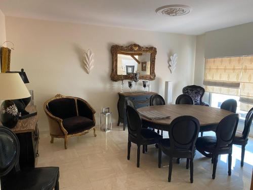 Photo de la galerie de l'établissement Maison Ravel with private swimming pool, à Nalliers