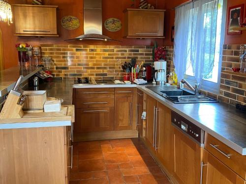 Photo de la galerie de l'établissement Maison Ravel with private swimming pool, à Nalliers