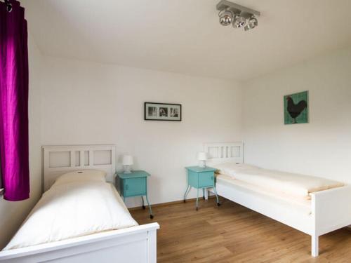 een slaapkamer met 2 bedden en 2 nachtkastjes bij Müller holiday apartment in Dachau