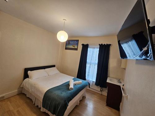 - une petite chambre avec un lit et une fenêtre dans l'établissement Bruce Rooms, à Londres