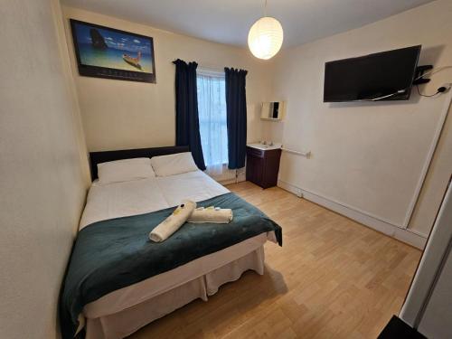 - une chambre avec un lit en rondins dans l'établissement Bruce Rooms, à Londres