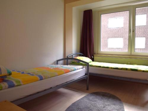 奧伯豪森的住宿－Apartment in Oberhausen near centre，一间卧室设有两张床和窗户。