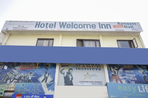 um sinal de boas-vindas do hotel na lateral de um edifício em Flagship 71214 Hotel Welcome Inn em Ludhiana