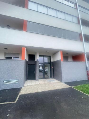 un edificio con una porta di fronte di Apartments with a parking space Zagreb - 22577 a Rakitje