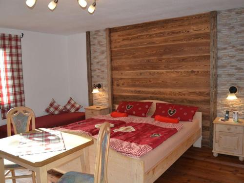 1 dormitorio con 1 cama con pared de madera en Appealing apartment in Bavaria, 