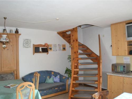 een woonkamer met een wenteltrap en een bank bij Appealing apartment in Bavaria 