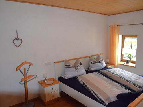 的住宿－Holiday home in Wilsecker with private terrace，一间卧室设有一张床和一个窗口