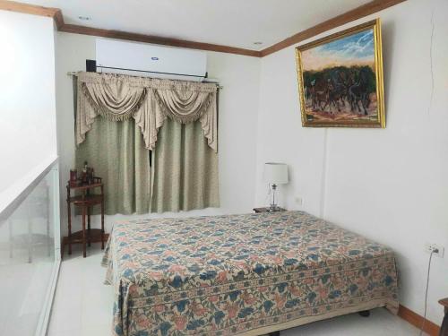 1 dormitorio con cama y ventana en Private 2-Floors Bedroom near DVO Airport, en Davao City