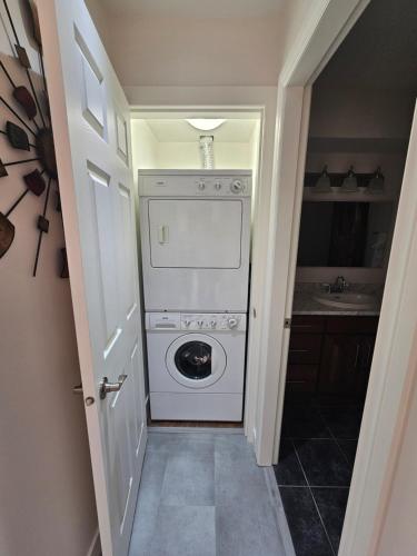 a small laundry room with a washer and dryer at La Dolce Vita B and B in Osoyoos