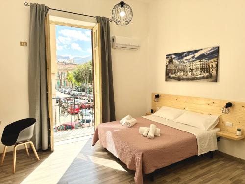 een slaapkamer met een bed en een groot raam bij Marilù in Palermo