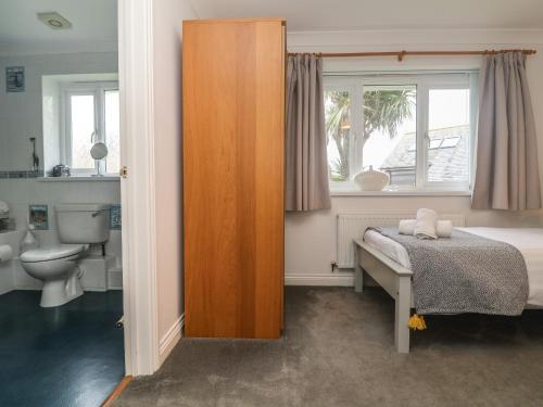 a bedroom with a bed and a sink and a toilet at Bethany Bay View in Cubert