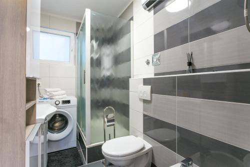 Et badeværelse på Apartments with a parking space Split - 22452