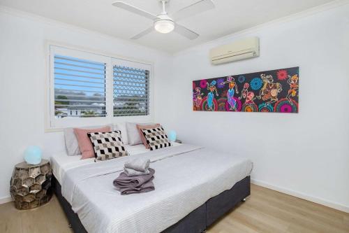 sypialnia z 2 łóżkami i obrazem na ścianie w obiekcie 2 Bdrm 2 Bthrm With Parking Stroll to Beach w mieście Gold Coast