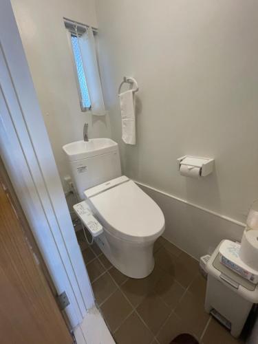 a bathroom with a white toilet in a room at 高原マンション 205 in Matsuyama