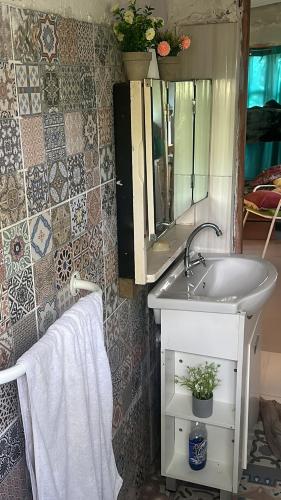 a bathroom with a sink and a mirror and towels at La barra ceronueveuno veinte diecisiete ochentaysieteALQUILO MENSUAL Y ANUAL in Punta del Este