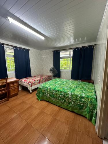 1 dormitorio con 2 camas en una habitación en Chambres bord de mer - raiatea en Uturoa