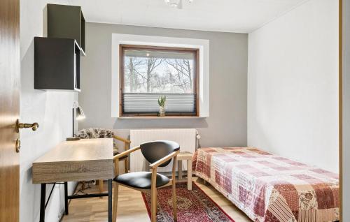 ein kleines Schlafzimmer mit einem Bett und einem Schreibtisch in der Unterkunft 4 Bedroom Gorgeous Home In Holstebro in Holstebro