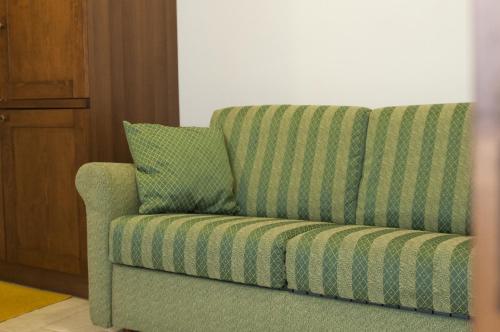 a green couch sitting in a living room at Lapignagialla in Martina Franca