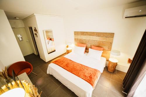 1 dormitorio con 1 cama blanca grande en una habitación en Havre de paix boisé à St François en Saint-François