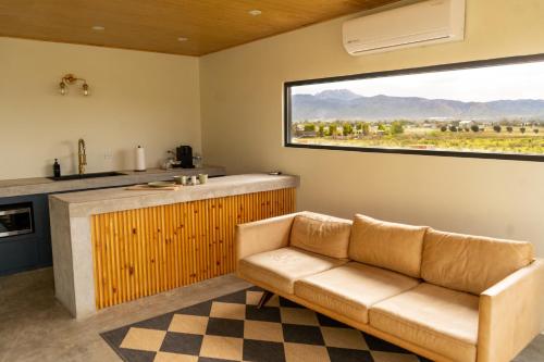 El Porvenir的住宿－MiLu，带沙发和大窗户的客厅