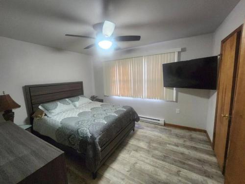 sypialnia z łóżkiem i wentylatorem sufitowym w obiekcie Poconos Retreat w mieście Bushkill
