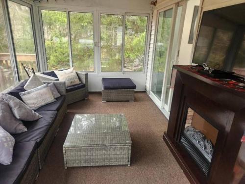 Poconos Retreat في بوشكيل: غرفة معيشة مع أريكة ومدفأة