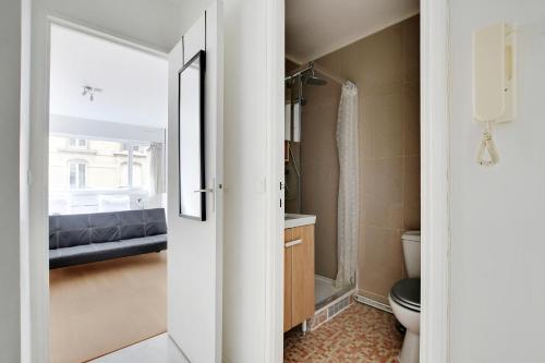巴黎的住宿－Appartement Alesia，一间带卫生间和水槽的浴室