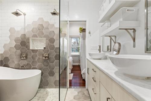 y baño con 2 lavabos y ducha. en Columbia Heights Home METRO + Shopping + Parking en Washington